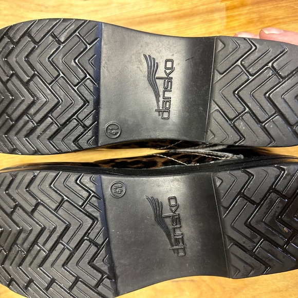 DANSKO, PATENT LEATHER, LEOPARD PRINT CLOGS, SIZE WOMEN'S 41E, 10.5 US - Picture 11 of 11